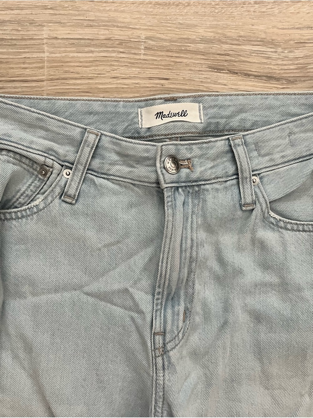 Madewell Women’s The Curvy Darted Barrel-Leg Jean in Airy Denim Laguna Wash - 28 - Picture 3 of 9